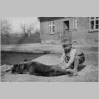 085-0029 Reinhard Weiss mit Hund auf dem Schulhof.jpg